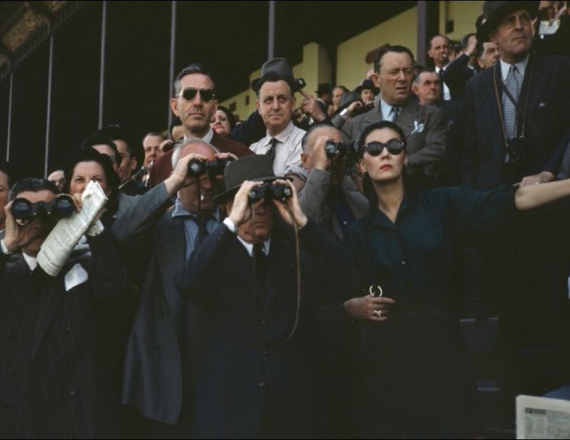 Espectadores en el hipódromo de Longchamp, París, por Robert Capa, h. 1952 Robert Capa/International Center of Photography/Magnum Photos.