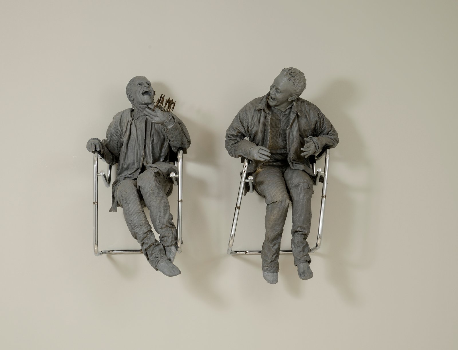 One Laughing at the Other, por Juan Muñoz, 2000, izqda: 118 x 62,5 x 52,5 cm; dcha: 145 x 130 x 60 cm, bronce,, resina de poliéster y acero, dos elementos, pieza única. Cortesía Galería Elvira González.