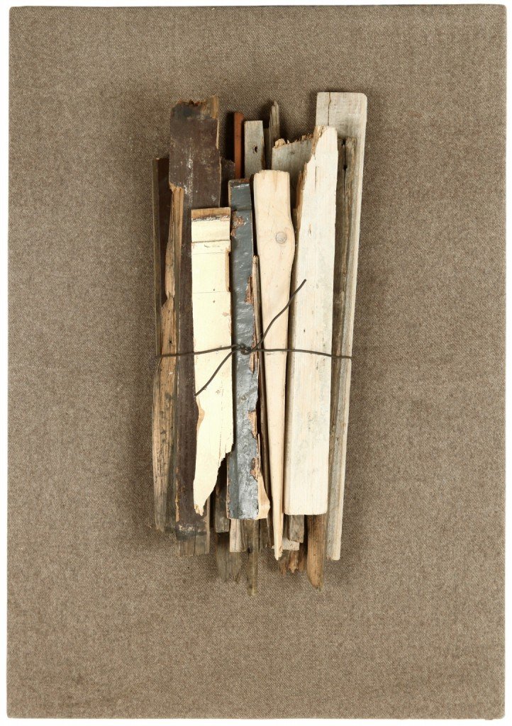 1992, de Kounellis, lasta di metallo coperta militare legni-e filo di ferro, 100 x 70 cm.