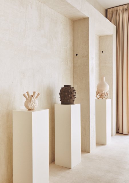 Vista de la sala de la galería Machado-Muñoz con la colección de cerámicas de Von Pelt. Fotografía: Gonzalo Machado.