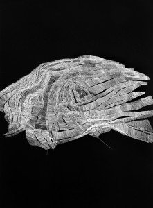 Tectónica del espacio 1, por Ruth Morán, 2015, temple vinílico, rotulador de plata sobre papel, 140 x 100 cm. Galería Sicart.