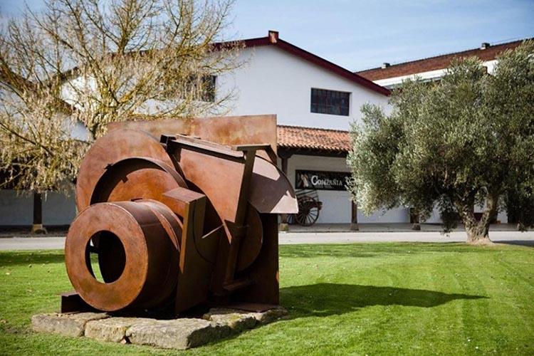Caro-at-Cvne-Aldea-del-vino.jpg