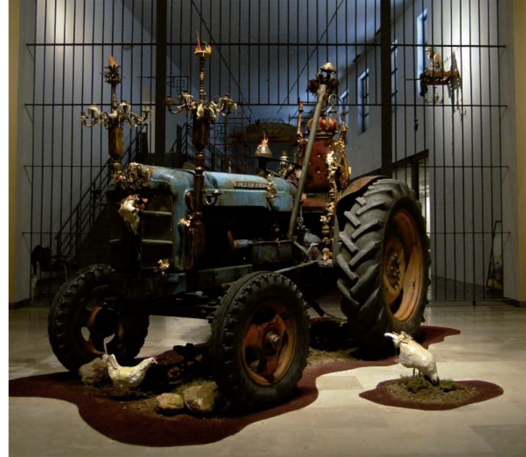 El tractor que recibe al visitante en la galería central. Arriba, El rey que soñaba republicano.