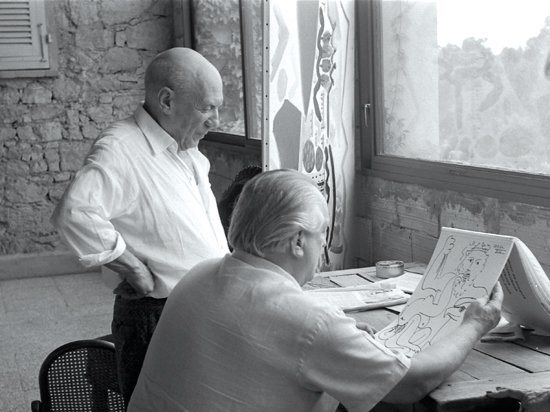 Roberto Otero (1931-2004). Pablo Picasso muestra a Rafael Alberti su "Estudio sobre Júpiter y Thetis según Ingres" (1966). Mougins, Notre-Dame-de-Vie, 1966 © Roberto Otero. Museo Picasso Málaga, 2016.