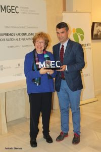 María Rosa Furriol, directora de la Galería Eude, y el alcalde de Marbella, José Bernal, en la entrega del premio. 