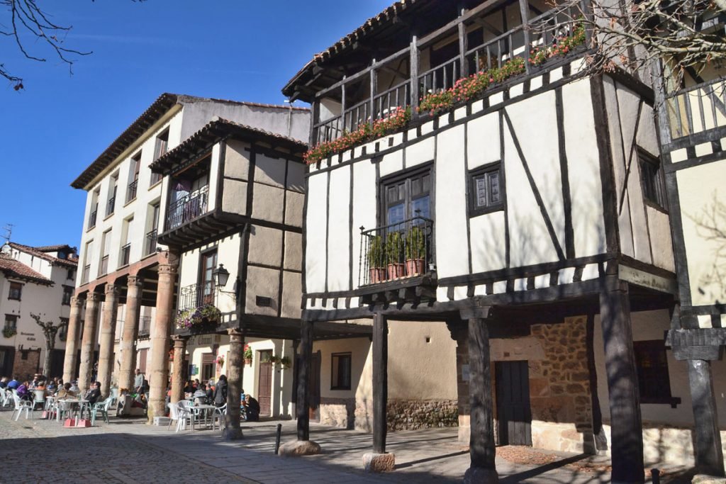 Conjunto urbano de Covarrubias (Burgos). Arriba, colegiata de San Cisme y san Damián en la misma localidad.