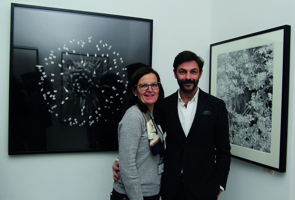 Carmen Martí y Pedro Marín junto a dos obras de Jacobo Vargas. Foto: Tatiana Díaz. Arriba, Iván y David, de Pablo Álvarez, técnica digital.