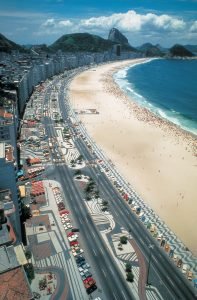 Avenida Atlântica, Copacabana, Rio de Janeiro, pavimento diseñado por Roberto Burle Marx, 1970 © Burle Marx & Cia. Ltda., Rio de Janeiro.
