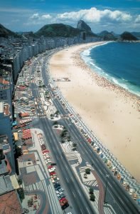 Avenida Atlântica, Copacabana, Rio de Janeiro, pavimento diseñado por Roberto Burle Marx, 1970 © Burle Marx & Cia. Ltda., Rio de Janeiro. 