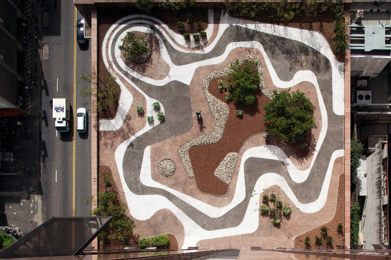 Cubierta ajardinada de la sede del Banco Safra en São Paulo, proyecto de Roberto Burle Marx, 1983. Fotografía © Leonardo Finotti.