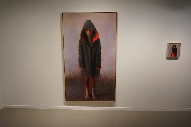 Aure et le manteau de Sarah, por Daniel Enkaoua, 2012, óleo sobre tela 195 x 114 cm.