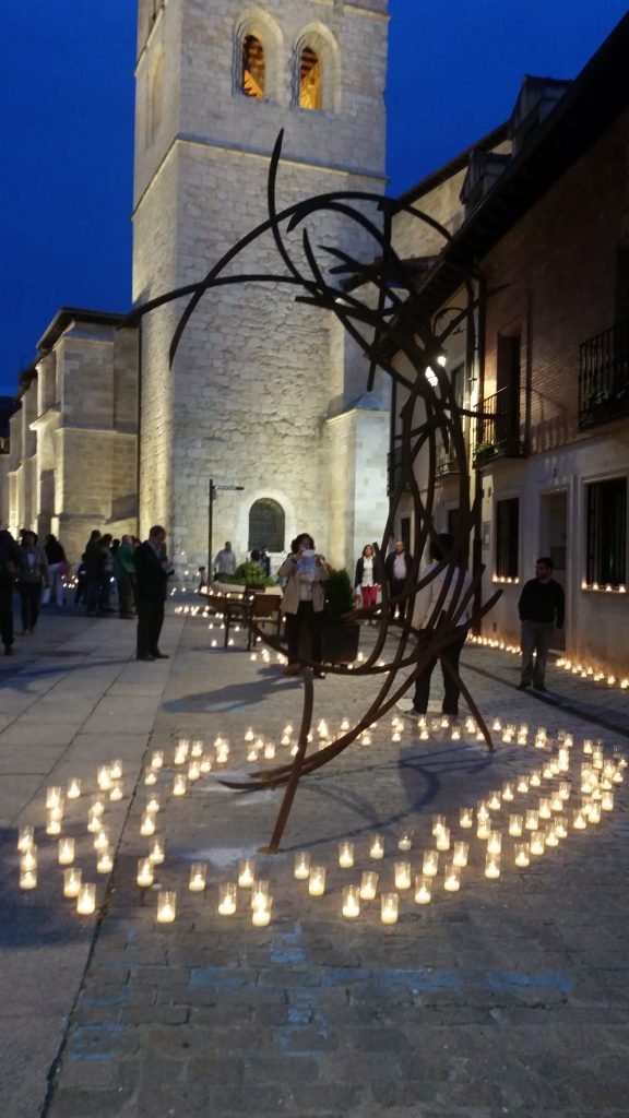 Una de las esculturas de cuatro metros en la noche de la inauguración. Arriba, Mar Solis junto a una de sus piezas que se exhiben en el centro histórico de Aranda Duero.