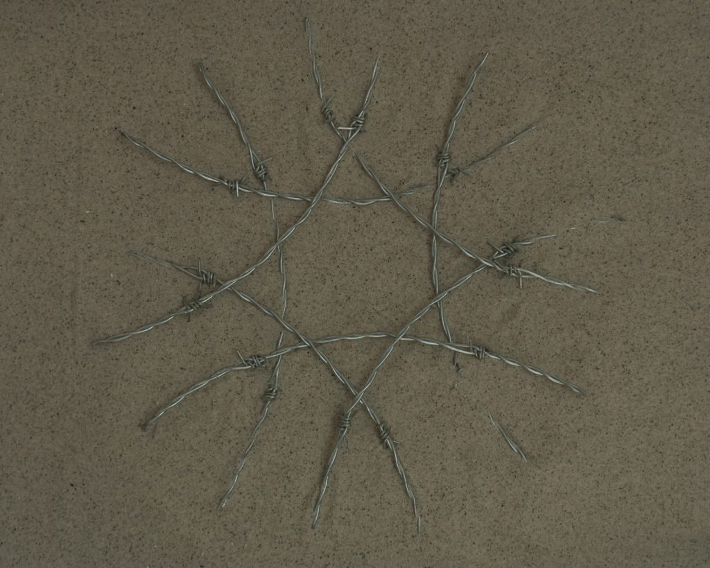 Instalación de alambre en la arena de una de las playas del norte de Marruecos, de día, fotografía, día 7, 40 x 50 cm.