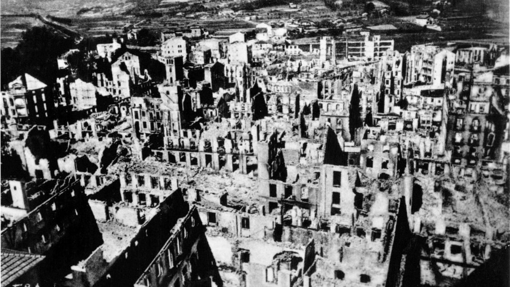 Fotografía que muestra la destrucción del pueblo de Guernica.