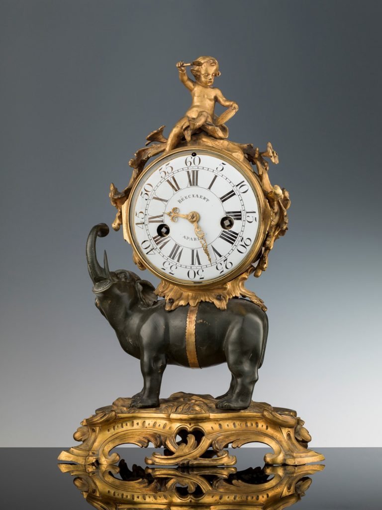 Reloj de chimenea de fabricación francesa. Autor del mecanismo mecanismo: Jean François Béeckaert, siglo XVIII, bronce dorado, latón, acero, 46,5 × 31 × 21 cm, Florencia, Galería de los Uffizi, Museo de la Moda y Vestuario.