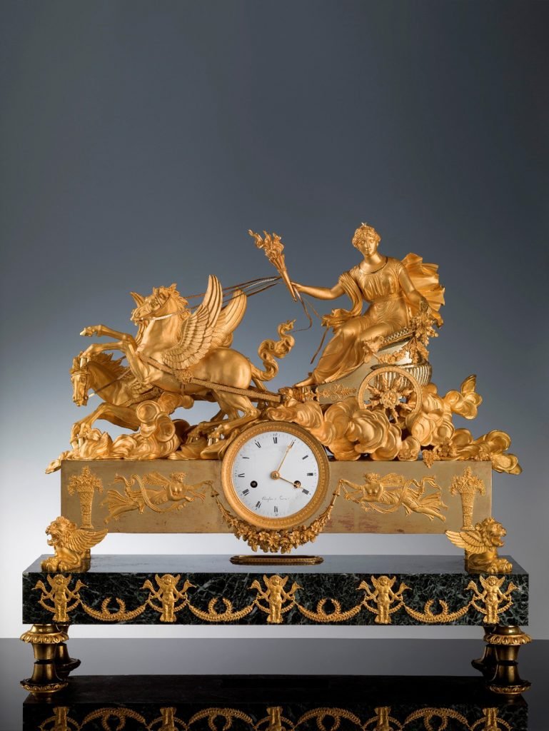 Reloj de sobremesa francés, h. 1810, cincelado y bronce dorado, 58 × 67 × 21 × 74 × 82 cm, Florencia, Galería de los Uffizi, la Galería Palatina y Apartamentos Reales, Salón de Hércules.