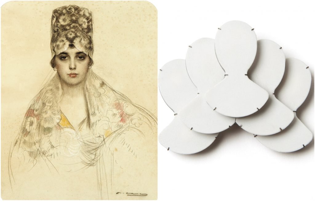 Manola con mantilla, de Ramon Casas, junto a un broche de Sungho Chio, patina, plata y plástico reciclado, 82 x 70 x 22 mm. Arriba, Chula con mantón y pañuelo rojo, de Ramon Casas, junto al brazalete Rosso consapevole, de Lucia Massei, bronce, pigmentos, oro fino, 13 x 9 cm circunferencia.