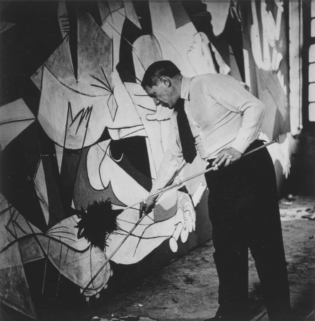 Fotografía de Dora Maar que muestra a Pablo Picasso trabajando en su estudio de París.