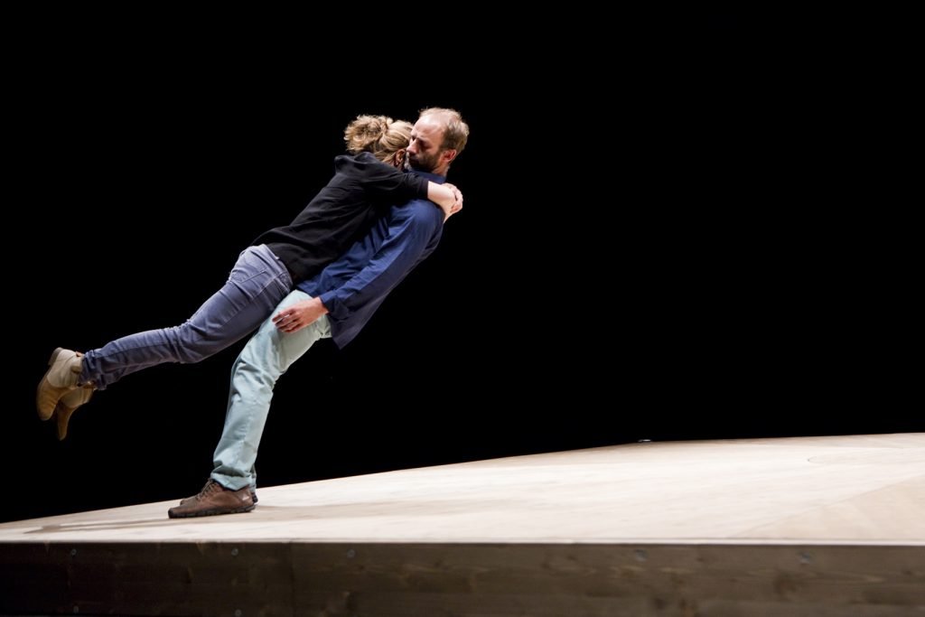 Celui qui tombe, de Yoann Bourgeois, 2014. Foto: Géraldine Aresteanu. Coutesía de la artista y Géraldine Aresteanu.