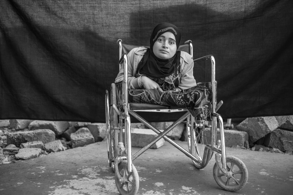 Alia, 24 años, en el campo de refugiados de Domiz en Kurdistán, Iraq (15 de noviembre de 2012). Alia huyó de Daraa, Siria, debido a los combates cuatro meses antes de que se tomara esta fotografía. «Al principio del conflicto mi familia decidió quedarse porque pensábamos que terminaría pronto. Tenía miedo de que huyeran y me dejaran sola», confinada en su silla de ruedas y ciega. Alia dice que lo único importante que se llevó consigo es su alma, «nada más, nada material». Cuando se le preguntó sobre su silla de ruedas se sorprendió, ella la considera como una extensión de su cuerpo, no un objeto.