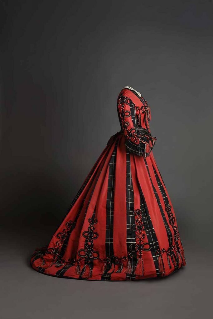 Traje en satén de color negro y coral con aplicación de pasamanería, 1865-68, Museo del Traje, Madrid.