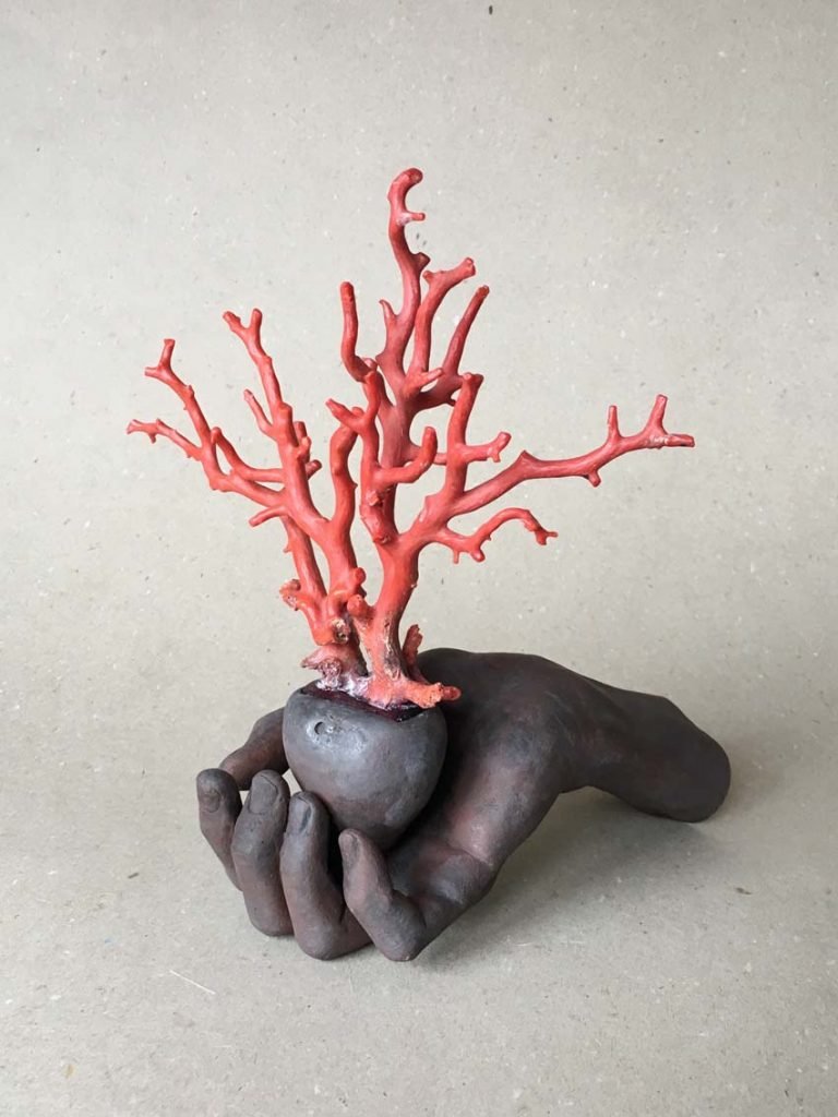 Símbolo 1, de Rafael Cidoncha, 2016, bronce, coral, escultura única, 275 x 245 x 24 cm.