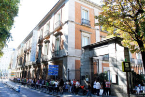Cientos de personas esperan su turno para entrar en el Museo Thyssen en Madrid, ubicado en el Paseo del Prado, muy cerca del Museo del Prado. EFE/Víctor LerenaCientos de personas esperan su turno para entrar en el Museo Thyssen en Madrid, ubicado en el Paseo del Prado, muy cerca del Museo del Prado. EFE/Víctor Lerena