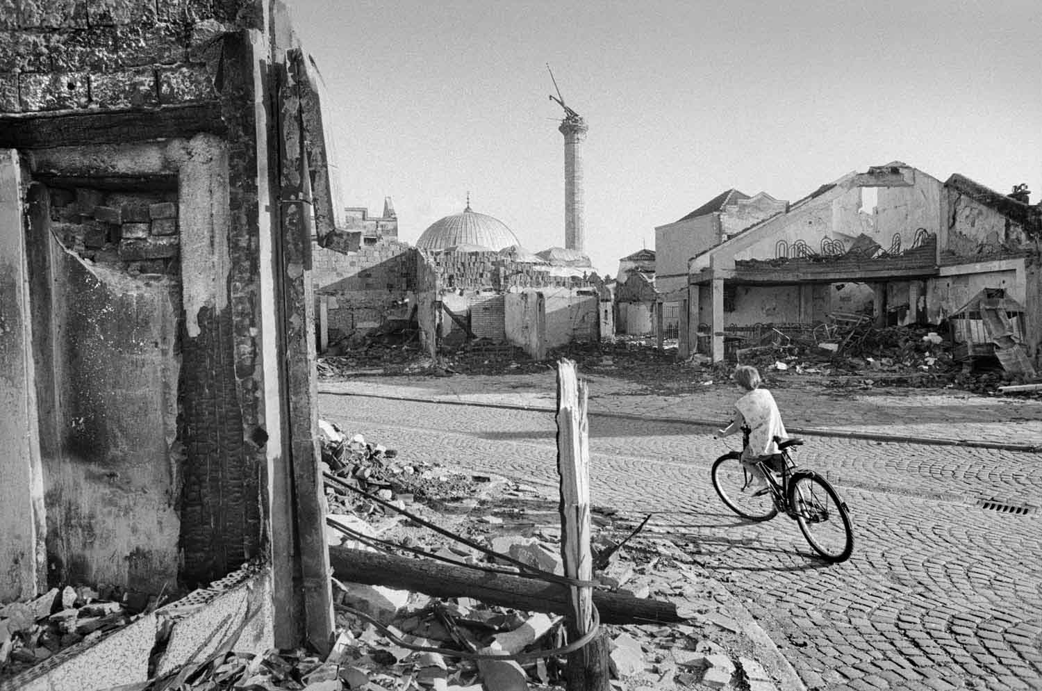 Una-niña-circula-entre-las-ruinas-de-una-ciudad.jpg