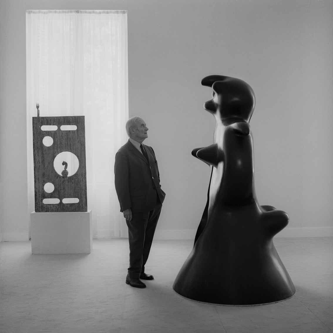 F-Catala-Roca-Miro-y-Femme-en-la-galeria-Maeght-Paris-1970..jpg