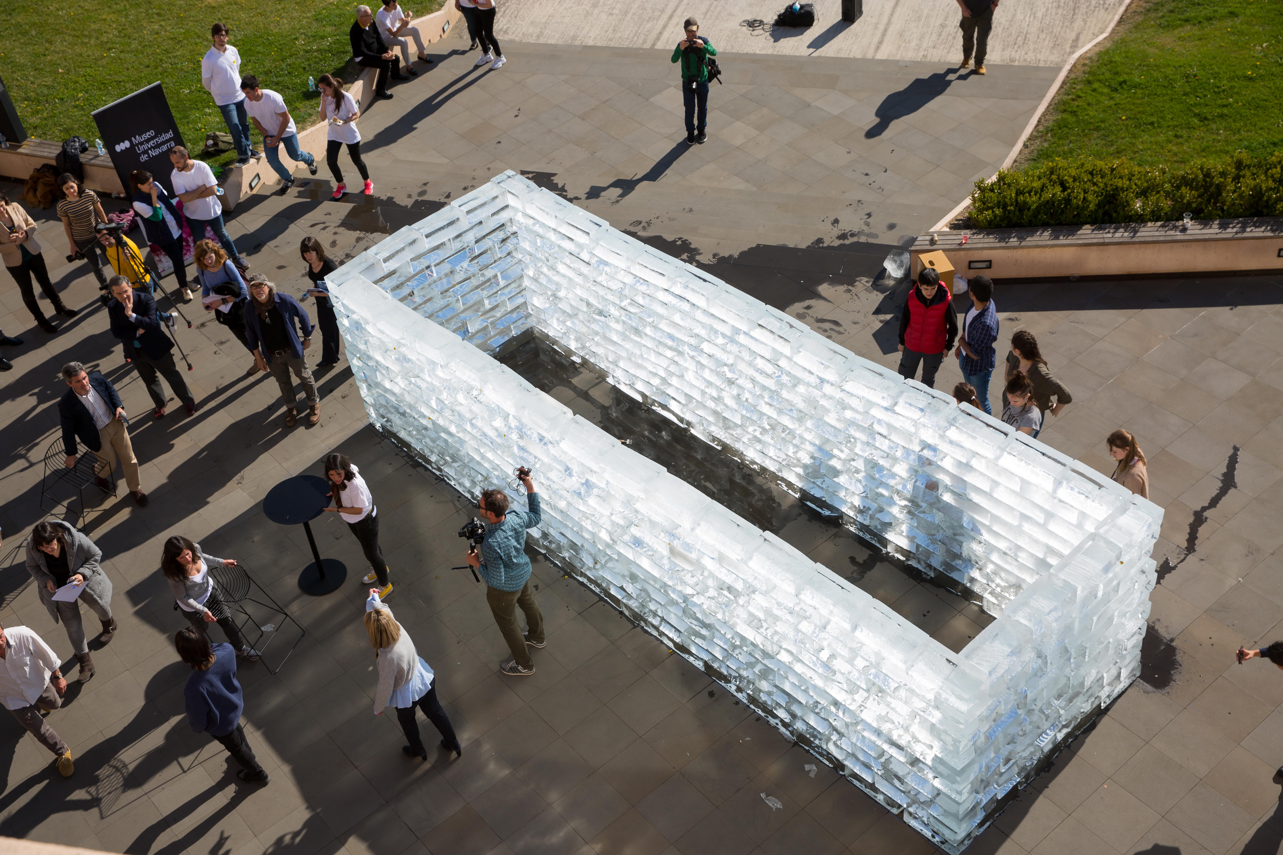 Fluids-Navarra-happening-realizado-en-la-explanada-del-Museo-Universidad-de-Navarra.-MANUEL-CASTELLS-7.jpg