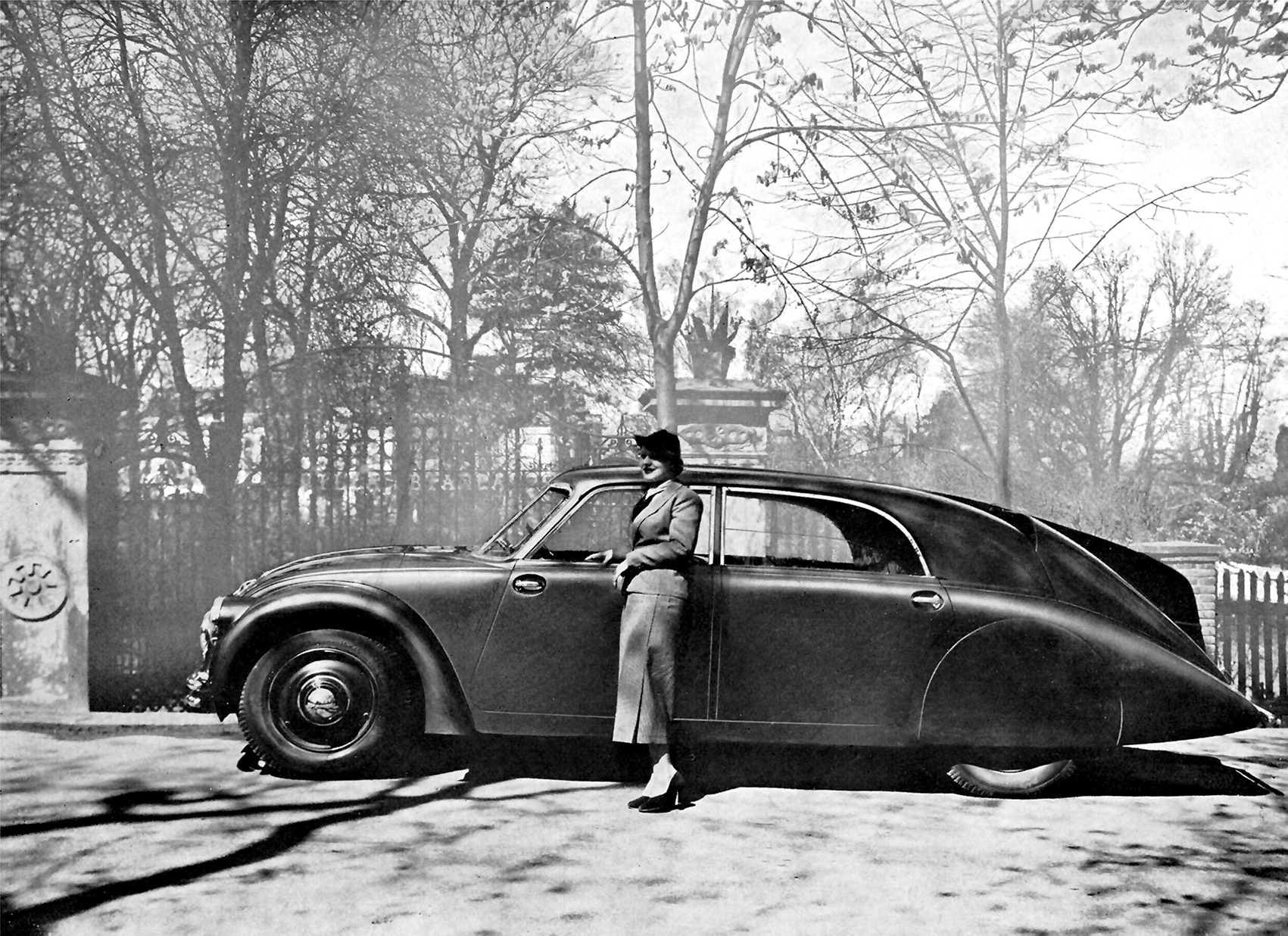 French-advertisement-1934-for-the-Tatra-77.jpg
