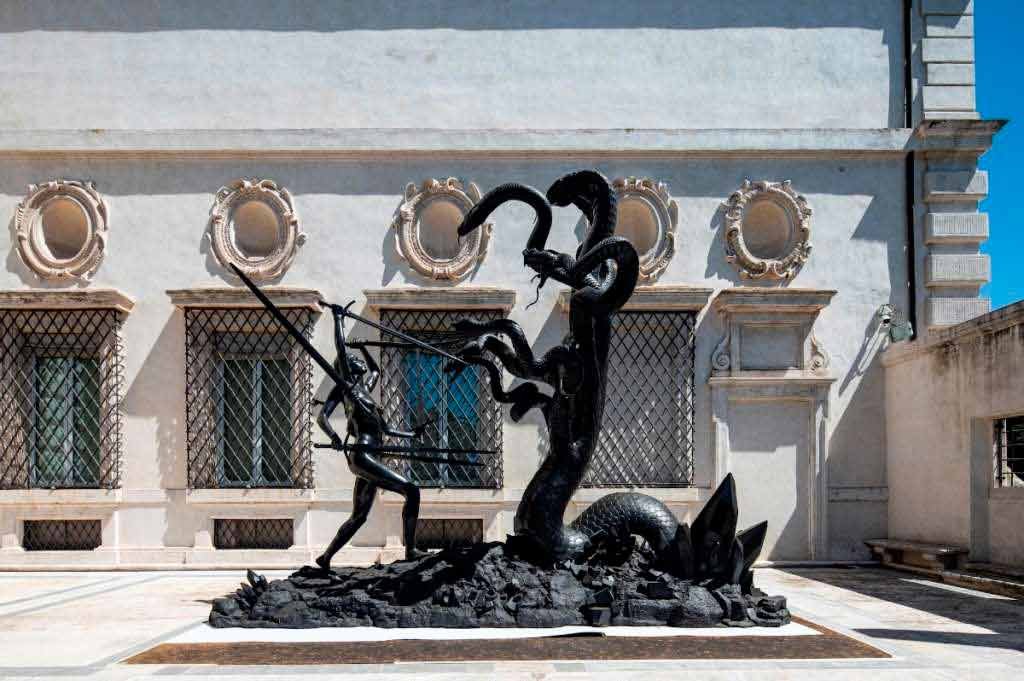 Damien Hirst emerge do mar para entrar em diálogo com Bernini Artes & contextos El combate de Hydra y Kali en el patio del museo. Foto Galleria Borghese EFE 1024x681 1