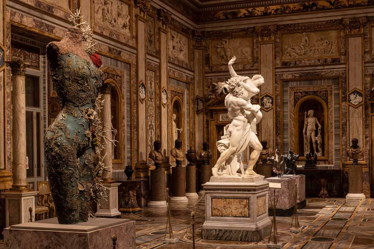 Damien Hirst emerge do mar para entrar em diálogo com Bernini Grecian Nude de Damien Hirst frente a El rapto de Proserpina de Bernini 1