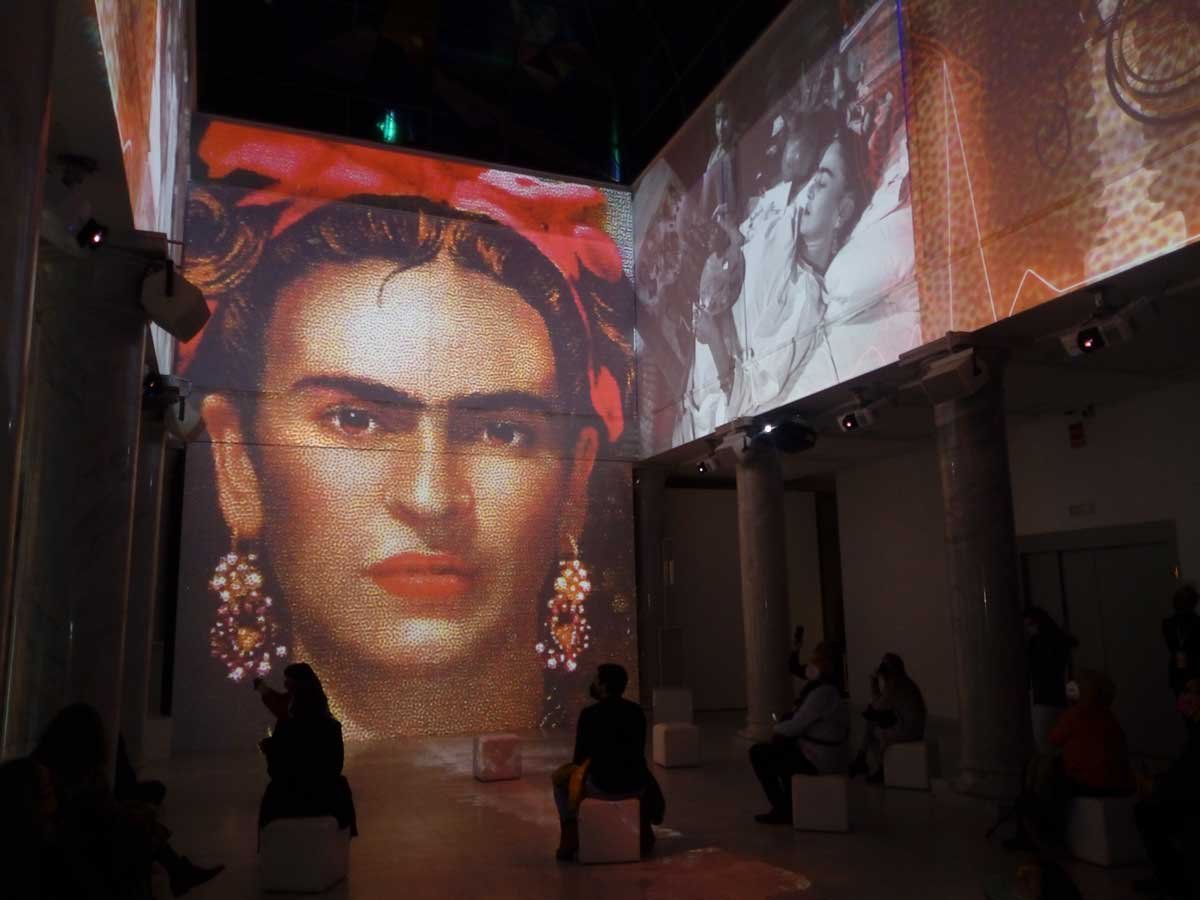 Espaços imersivos da exposição sobre Frida Kahlo no Palácio de Neptuno em Madrid.