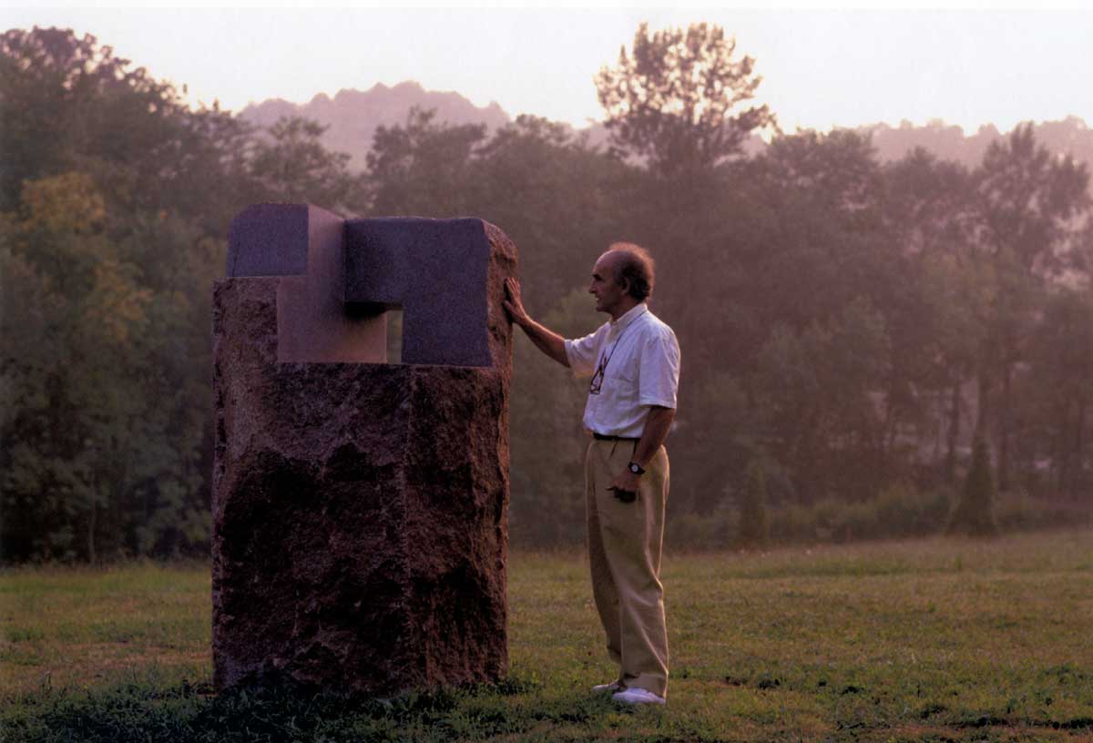 Chillida-junto-a-Lo-profundo-es-el-aire-Estela-IX-_Foto-Jordi-Belver.jpg