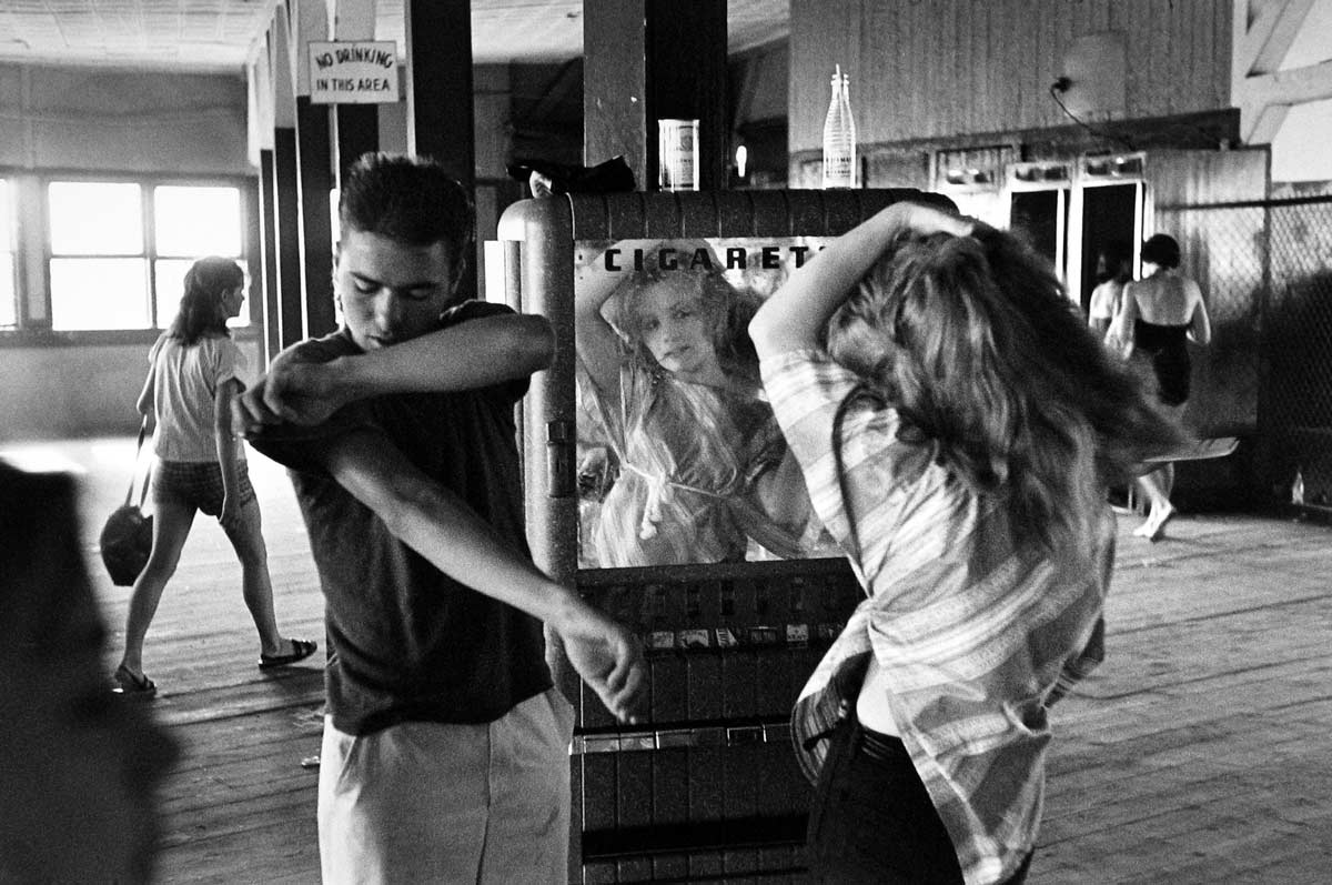 05_Brooklyn_Gang_Cathy_and_cigarette_machine_©-Bruce-Davidson-_-Magnum-Photos-Courtesy-Howard-Greenberg-Gallery-New-York_-apertura.jpg