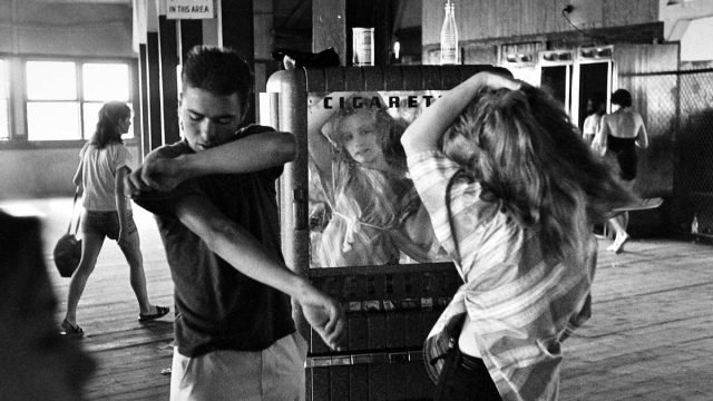 05_Brooklyn_Gang_Cathy_and_cigarette_machine_©-Bruce-Davidson-_-Magnum-Photos-Courtesy-Howard-Greenberg-Gallery-New-York_-apertura.jpg