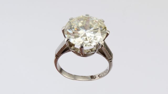 Anillo-solitario-en-montura-de-platino-con-gran-brillante-central-de-683-cts-en-garrasPrecio-de-Salida-34.000-€.jpg