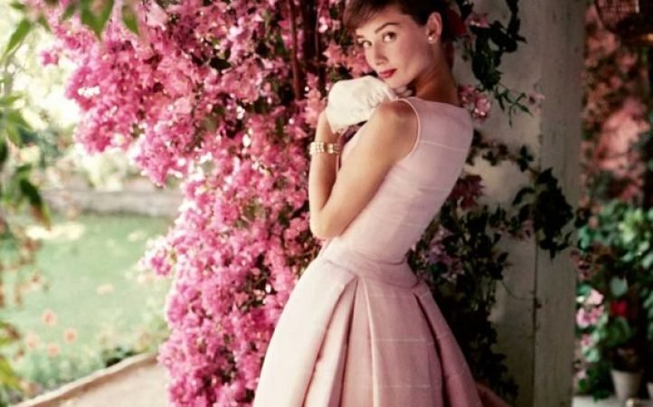 Audrey-Hepburn-fotografiada-por-Norman-Parkison-para-la-revista-Glamour-1955.-Norman-Parkinson-Ltd-Cortesía-del-Norman-Parkinson-Archive..jpg