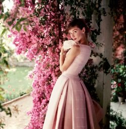 Audrey-Hepburn-fotografiada-por-Norman-Parkison-para-la-revista-Glamour-1955.-Norman-Parkinson-Ltd-Cortesía-del-Norman-Parkinson-Archive..jpg