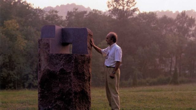 Chillida-junto-a-Lo-profundo-es-el-aire-Estela-IX-_Foto-Jordi-Belver.jpg