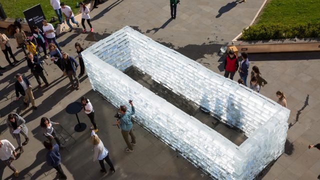 Fluids-Navarra-happening-realizado-en-la-explanada-del-Museo-Universidad-de-Navarra.-MANUEL-CASTELLS-7.jpg