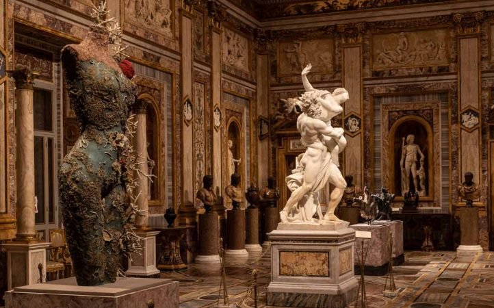 Grecian-Nude-de-Damien-Hirst-frente-a-El-rapto-de-Proserpina-de-Bernini-1.jpg