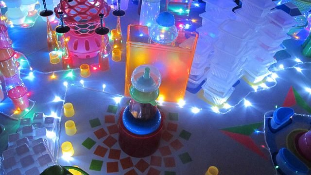 Kapytal-2012.-Objetos-de-plástico-vinilo-adhesivo-y-leds.-240-x-600-cm-4.jpg