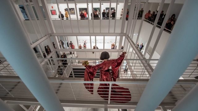 La-artista-Amina-Zoubir-realizó-una-performance-en-la-inauguración-de-la-exposición.jpg