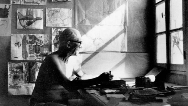 Le-Corbusier-trajando-en-Le-Cabanon.jpg